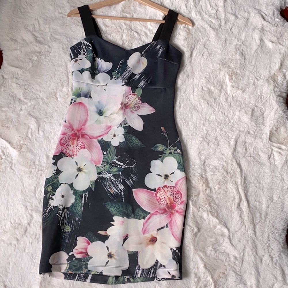 💛4/$20 Beautiful Floral Dress Size Small
